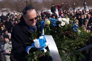 Składanie kwiatów i zniczy przed pomnikiem na terenie obozu w Płaszowie (Fot. Łukasz Kurbiel)  » Click to zoom ->