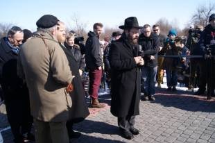 Modlitwa za pomordowanych na terenie obozu w Płaszowie (Fot. Łukasz Kurbiel)  » Click to zoom ->