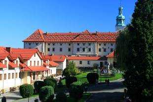 Klasztor od strony zachodniej (fot. Bartosz Twarowski)  » Click to zoom ->