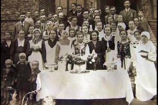 Zakończenie kursu pieczenia
ciast w Radoczy - rok 1938 lub 1939  » Click to zoom ->