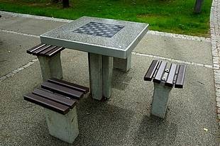 Miejsce do gry w szachy w parku  » Click to zoom ->